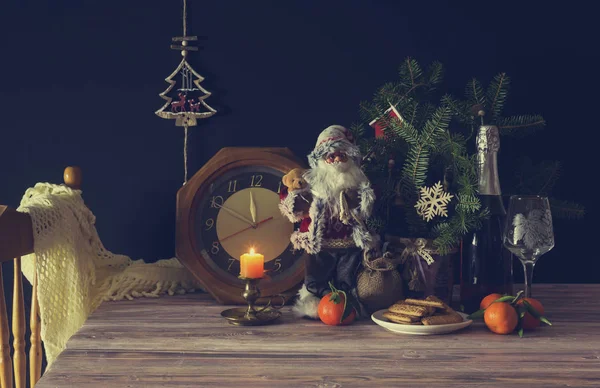 Nový Rok Vánoce Složení Santa Claus Hodiny Smrk Branchs Mandarinky — Stock fotografie