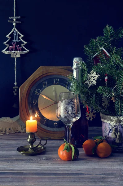 Nieuwjaar Kerstmis Samenstelling Klok Mandarijnen Vuren Takken Champagne Close Van — Stockfoto