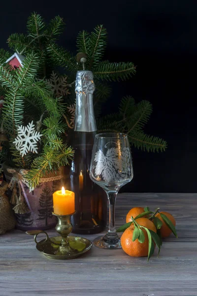 Capodanno Composizione Natalizia Mandarini Rami Abete Rosso Champagne Tavolo Primo — Foto Stock