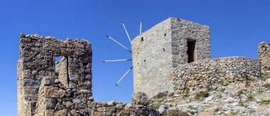 Eski, tarihi, ünlü, harap taş yel değirmenleri güneşli bir günde (Lassithi alan, ada Crete, Yunanistan)