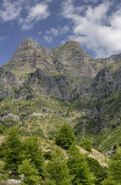 Bir büyük, görkemli dağ yaz bulutlu bir günde (bölge Tzoumerka, Epirus, Yunanistan).