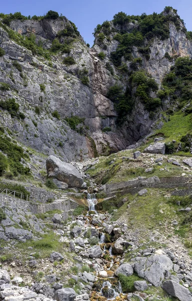 Berömda Vattenfall Som Rinner Från Berget Höjd 1360 Meter Solig — Stockfoto