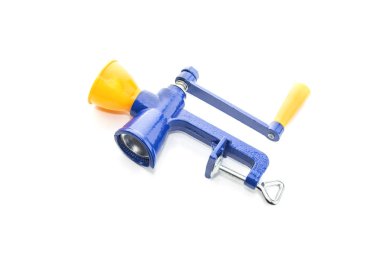 Mutfak aletleri. Yeni, modern tohum değirmeni üzerinde beyaz arka plan yakın çekim.