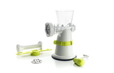 Mutfak aletleri. Yeni, modern kıyma makinesi üzerinde beyaz arka plan yakın çekim.