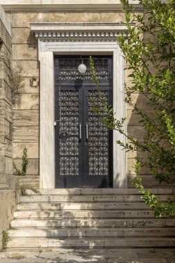 Doku, desen. Arka plan bej duvar eski doğal taş merdiven ve defne ağacı kapı ile yapılan