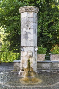 Bir taş kaynak yakın çekim güneşli yaz gününde (bölge Tzoumerka, Yunanistan, dağlar Pindos dağ köyü Pramanta soğuk, temiz su ile).