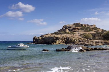 Eski, yok Dor şehir Itanos (Minoan dönemi) ve deniz güneşli bir günde (Sitia, ada Crete, Yunanistan).