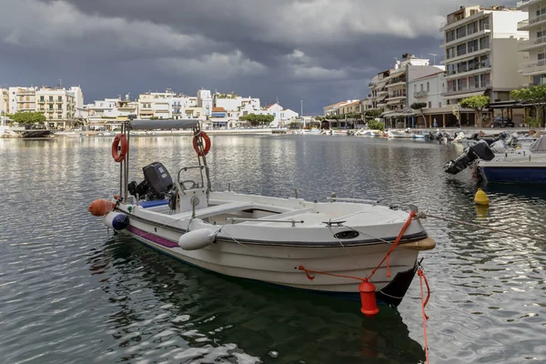 Setin Saint Nicholas, deniz araçları, bulutlu bir günde (Island Girit, Yunanistan Deniz gölde şehrin görünümünü)