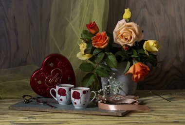 Kompozisyon Sevgililer günü, kadın gün veya Doğum günü için. Gül, şeker ve bir fincan kahve bir ahşap masa yakın çekim üzerinde romantik buket.