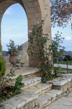 Bir sonbahar, güneşli günde (Yunanistan, Peloponnese Dağları yakın çekim giriş taş, temiz, rahat, kırsal ülkede evde).