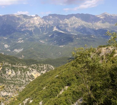 Manzara. Doğal dağlarında büyük bir yükseklikten (bölge Tzoumerka, Yunanistan, dağlar Pindos yaz, güneşli gün).