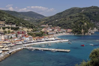 Resort Parga şehir, deniz, plaj ve adacıkları panoramik bir güneşli, yaz günde (bölge Epirus, Yunanistan)