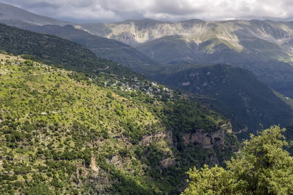Utsikt Över Den Traditionella Grekiska Byn Kalarrytes Som Ligger Berget — Stockfoto
