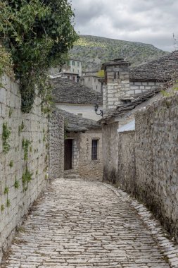Geleneksel, Yunan Köyü (Belediyesi Kuzey Tzoumerka, Yanya bölgesel birim, Epirus, Yunanistan 1200 metre yükseklikte dağda PERISTERI olan Syrrako görünümünü).