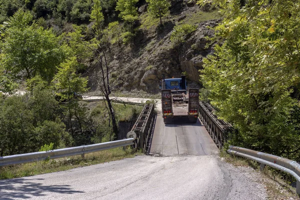 Une Dépanneuse Traverse Pont Sur Une Étroite Route Montagne Par — Photo