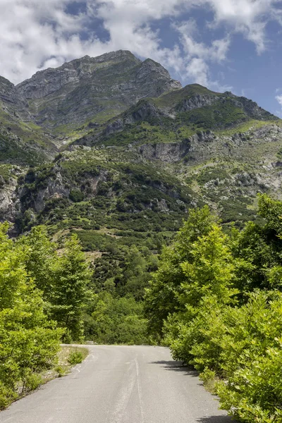 Veduta Una Strada Rurale Stretta Montagne Una Soleggiata Giornata Estiva — Foto Stock