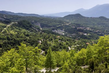 Geleneksel, Yunan köyün 800 metre (Merkezi Tzoumerka, Epirus, Yunanistan, Athamanika Dağları'nın yamaçlarında yer alan Kataraktis görünümünü).
