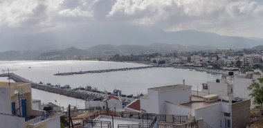 Panoramik resort kasaba Sitia (Girit, Yunanistan) güneşli bir sonbahar.