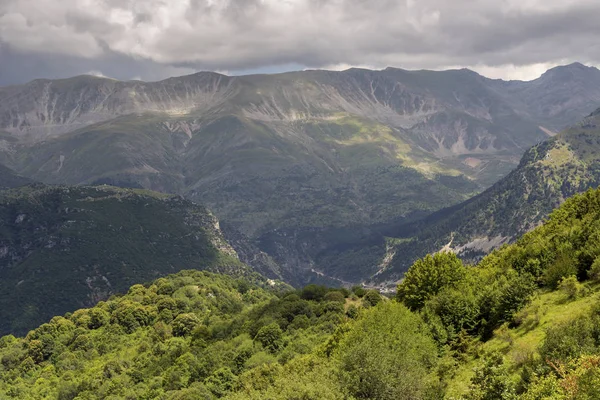 Une Immense Montagne Majestueuse Été Par Temps Nuageux Région Tzoumerka — Photo