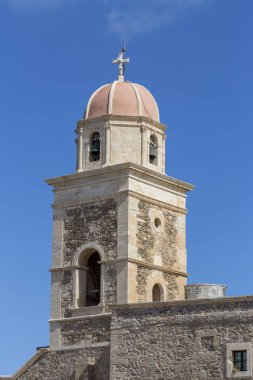 Taşlı, Christian, sonbahar, güneşli gün (Lassithi alan, Island Girit, Yunanistan dağlarında Ortodoks Manastırı (çan kulesi))