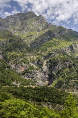 Bir büyük, görkemli dağ yaz bulutlu bir günde (bölge Tzoumerka, Epirus, Yunanistan).