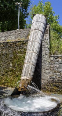 Köyde Matsouki (Tzoumerka, Epirus, Yunanistan) n yaz, güneşli gün eski, Yunan, tarihi su değirmeni.