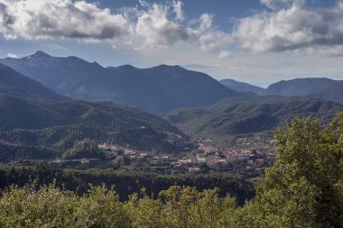 Köyün dağlık bir kırsal bir güneşli kış gününde (Arcadia, Peloponnese, Yunanistan, dağ Taygetus Dyrrachi ).