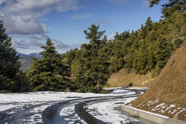 Camino Estrecho Rural Las Montañas Invierno Nevado Día Soleado Grecia — Foto de Stock