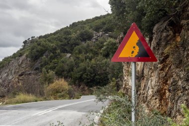 Dar bir dağda, bulutlu, bir kış günü kırsal yolda 