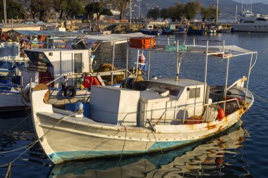Deniz manzarası. Kalamata şehir ile demirli balıkçılık, eski gemi (Yunanistan, Messinia ili, Peloponnese çıkabilir)