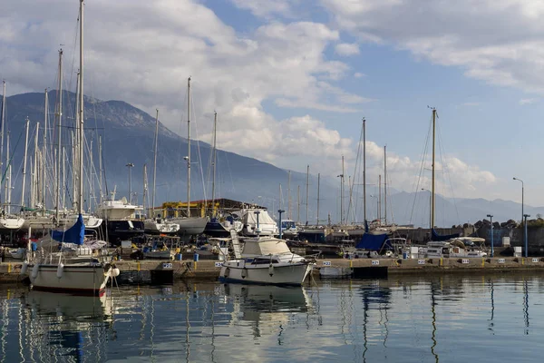Paesaggio Marino Argine Della Città Kalamata Con Barche Ormeggiate Grecia — Foto Stock