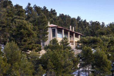 Büyük, kışın dağ çam ormanı ülkede evde gün (Yunanistan, Attica, dağlar Parnitha bulutlu).