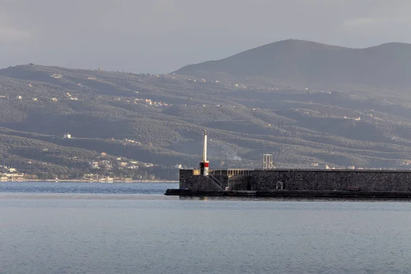 Een Kleine Moderne Stedelijke Vuurtoren Een Dijk Zee Een Zonnige — Stockfoto