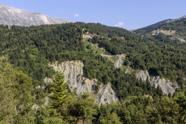 Manzara. Doğal dağlarında büyük bir yükseklikten (bölge Tzoumerka, Yunanistan, dağlar Pindos yaz, güneşli gün).