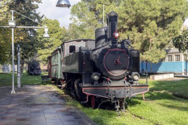 Demiryolu Kalamata Müzesi. Tren park-müze eski tren ve istasyonu altında açık havada bir güneşli, kış günü (Yunanistan, Peloponnese)