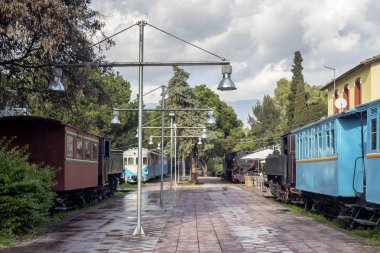 Demiryolu Kalamata Müzesi. Tren park-müze eski tren ve istasyonu altında açık havada bir güneşli, kış günü (Yunanistan, Peloponnese)