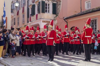 Ada: Korfu, Yunanistan. 04/07/2018. Geleneksel, Yunan şehir Paskalya'da insanlar büyük bir toplama bir bahar gününde ile alay