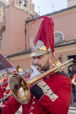 Ada: Korfu, Yunanistan. 04/07/2018. Geleneksel, Yunan şehir Paskalya'da insanlar büyük bir toplama bir bahar gününde ile alay