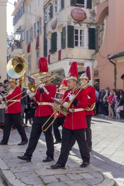 Ada: Korfu, Yunanistan. 04/07/2018. Geleneksel, Yunan şehir Paskalya'da insanlar büyük bir toplama bir bahar gününde ile alay