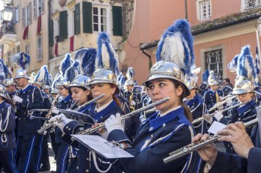 Ada: Korfu, Yunanistan. 04/07/2018. Geleneksel, Yunan şehir Paskalya'da insanlar büyük bir toplama bir bahar gününde ile alay