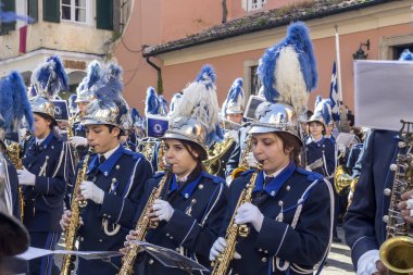 Ada: Korfu, Yunanistan. 04/07/2018. Geleneksel, Yunan şehir Paskalya'da insanlar büyük bir toplama bir bahar gününde ile alay