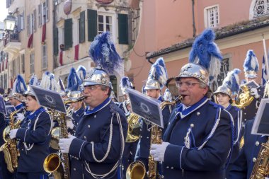 Ada: Korfu, Yunanistan. 04/07/2018. Geleneksel, Yunan şehir Paskalya'da insanlar büyük bir toplama bir bahar gününde ile alay