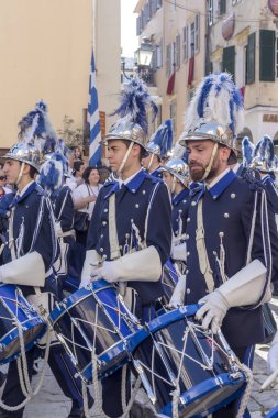Ada: Korfu, Yunanistan. 04/07/2018. Geleneksel, Yunan şehir Paskalya'da insanlar büyük bir toplama bir bahar gününde ile alay