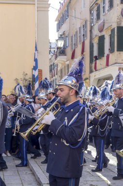 Ada: Korfu, Yunanistan. 04/07/2018. Geleneksel, Yunan şehir Paskalya'da insanlar büyük bir toplama bir bahar gününde ile alay