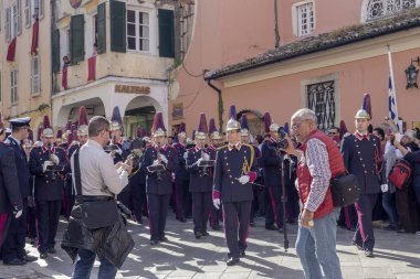 Ada: Korfu, Yunanistan. 04/07/2018. Geleneksel, Yunan şehir Paskalya'da insanlar büyük bir toplama bir bahar gününde ile alay