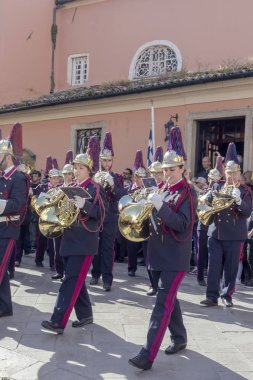 Ada: Korfu, Yunanistan. 04/07/2018. Geleneksel, Yunan şehir Paskalya'da insanlar büyük bir toplama bir bahar gününde ile alay