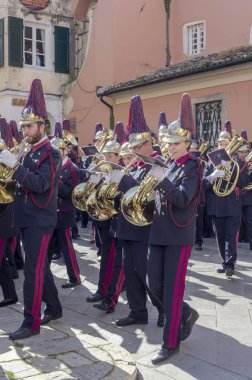 Ada: Korfu, Yunanistan. 04/07/2018. Geleneksel, Yunan şehir Paskalya'da insanlar büyük bir toplama bir bahar gününde ile alay
