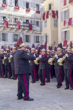 Ada: Korfu, Yunanistan. 04/07/2018. Geleneksel, Yunan şehir Paskalya'da insanlar büyük bir toplama bir bahar gününde ile alay