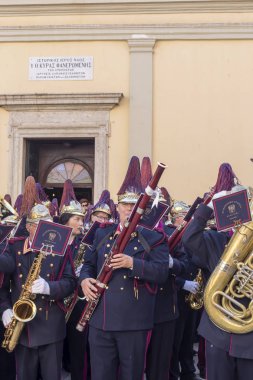 Ada: Korfu, Yunanistan. 04/07/2018. Geleneksel, Yunan şehir Paskalya'da insanlar büyük bir toplama bir bahar gününde ile alay