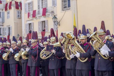 Ada: Korfu, Yunanistan. 04/07/2018. Geleneksel, Yunan şehir Paskalya'da insanlar büyük bir toplama bir bahar gününde ile alay